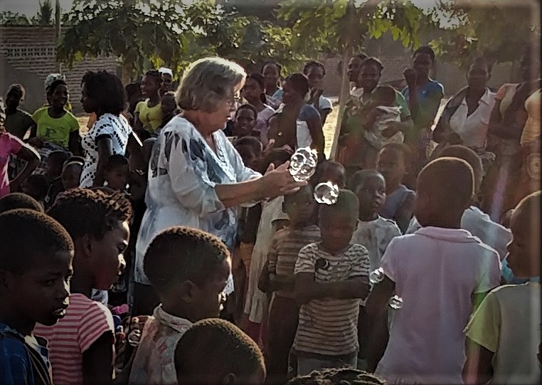 Tanneken Fros with children